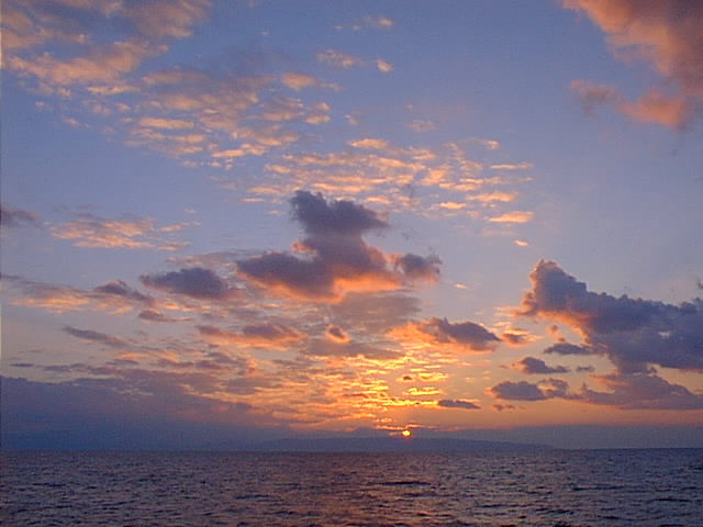 Sonnenaufgang ueber griechischen Inseln